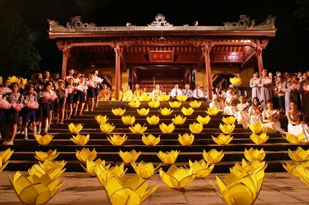 Lễ Thắp sáng 7 hoa sen trên sông Hương