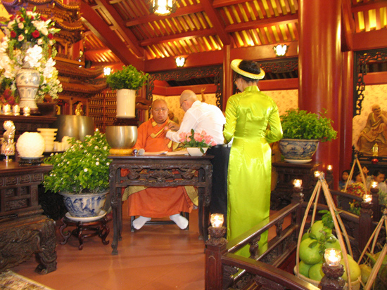 TPHCM: Lễ bông hồng cài áo chùa Viên Giác