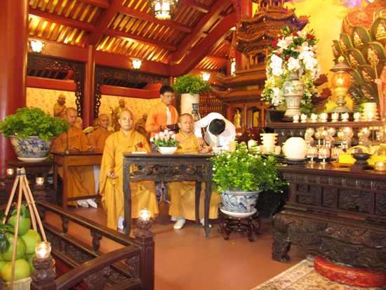 TPHCM: Lễ bông hồng cài áo chùa Viên Giác