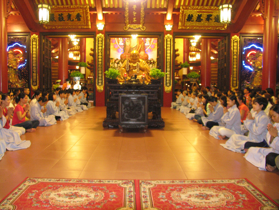 TPHCM: Lễ bông hồng cài áo chùa Viên Giác