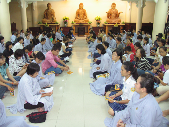 TPHCM: Lễ bông hồng cài áo chùa Viên Giác