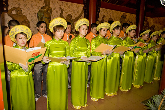 TPHCM: Lễ bông hồng cài áo chùa Viên Giác