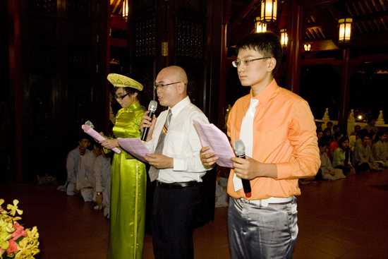 TPHCM: Lễ bông hồng cài áo chùa Viên Giác