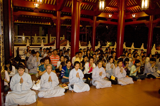 TPHCM: Lễ bông hồng cài áo chùa Viên Giác