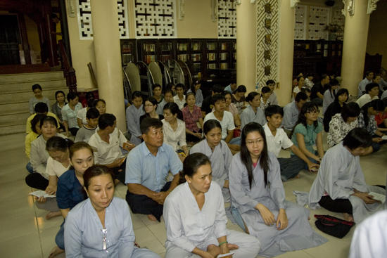 TPHCM: Lễ bông hồng cài áo chùa Viên Giác