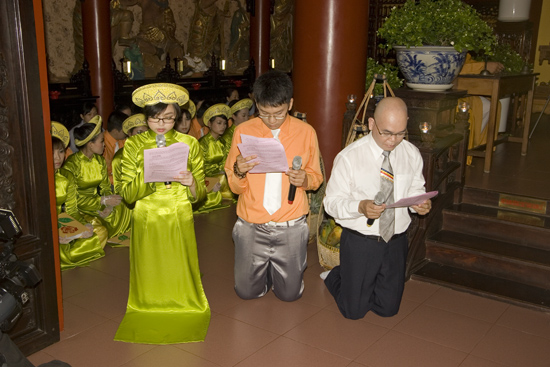 TPHCM: Lễ bông hồng cài áo chùa Viên Giác