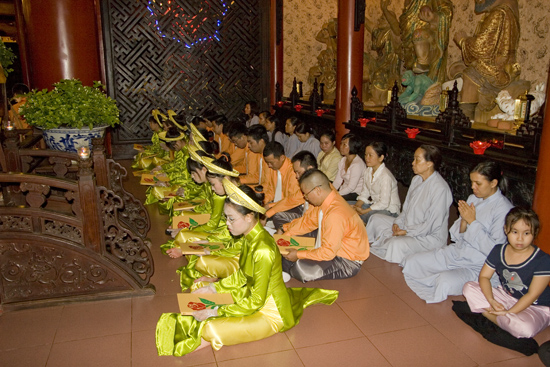 TPHCM: Lễ bông hồng cài áo chùa Viên Giác