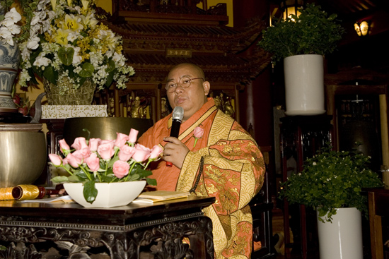 TPHCM: Lễ bông hồng cài áo chùa Viên Giác