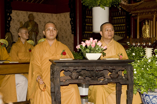 TPHCM: Lễ bông hồng cài áo chùa Viên Giác