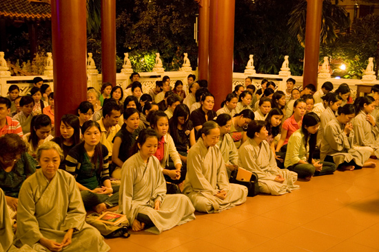 TPHCM: Lễ bông hồng cài áo chùa Viên Giác