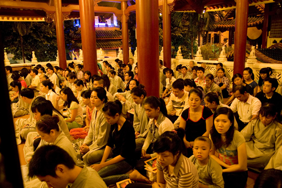 TPHCM: Lễ bông hồng cài áo chùa Viên Giác