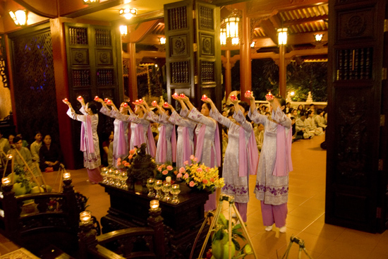 TPHCM: Lễ bông hồng cài áo chùa Viên Giác