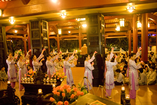 TPHCM: Lễ bông hồng cài áo chùa Viên Giác