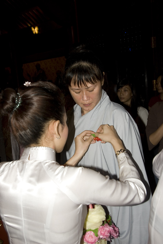 TPHCM: Lễ bông hồng cài áo chùa Viên Giác