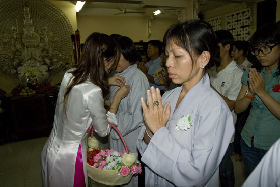 TPHCM: Lễ bông hồng cài áo chùa Viên Giác