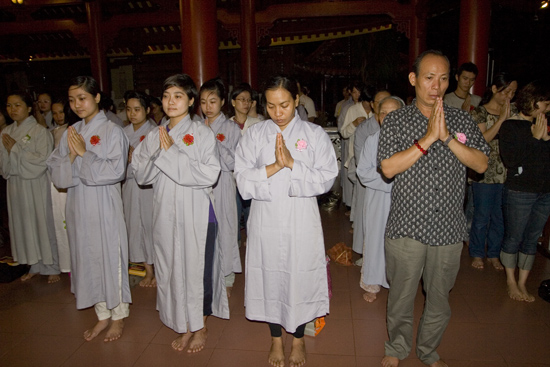 TPHCM: Lễ bông hồng cài áo chùa Viên Giác