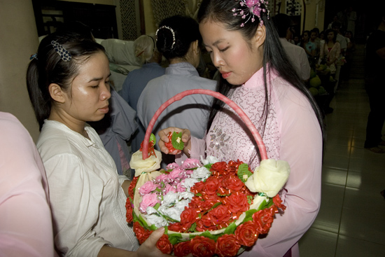 TPHCM: Lễ bông hồng cài áo chùa Viên Giác