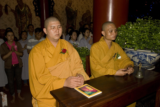 TPHCM: Lễ bông hồng cài áo chùa Viên Giác