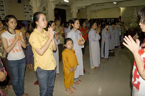 TPHCM: Lễ bông hồng cài áo chùa Viên Giác