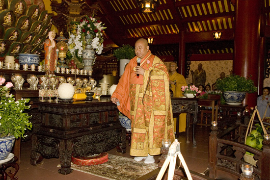 TPHCM: Lễ bông hồng cài áo chùa Viên Giác