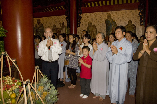 TPHCM: Lễ bông hồng cài áo chùa Viên Giác