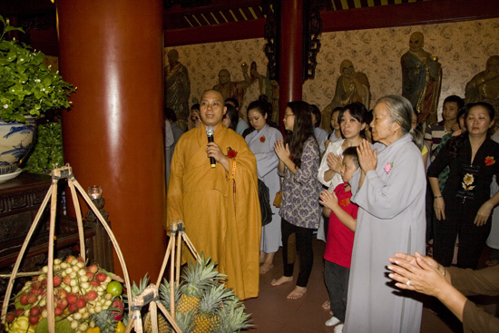 TPHCM: Lễ bông hồng cài áo chùa Viên Giác