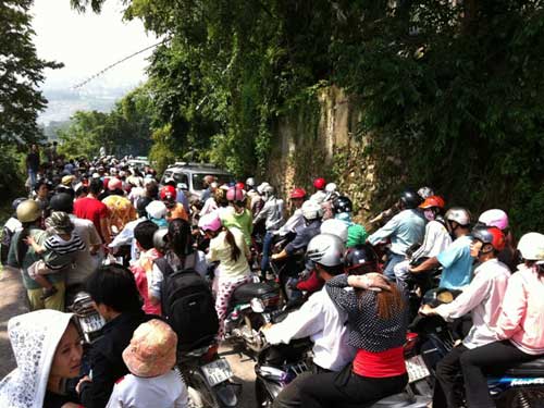 Vật vã viếng chùa lễ Vu Lan