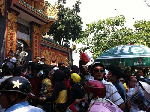 Vật vã viếng chùa lễ Vu Lan
