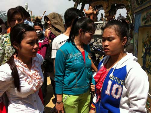 Vật vã viếng chùa lễ Vu Lan