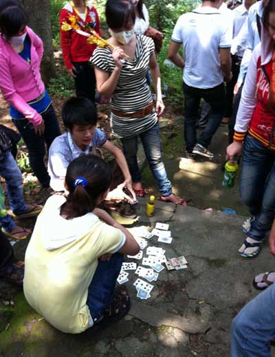 Vật vã viếng chùa lễ Vu Lan