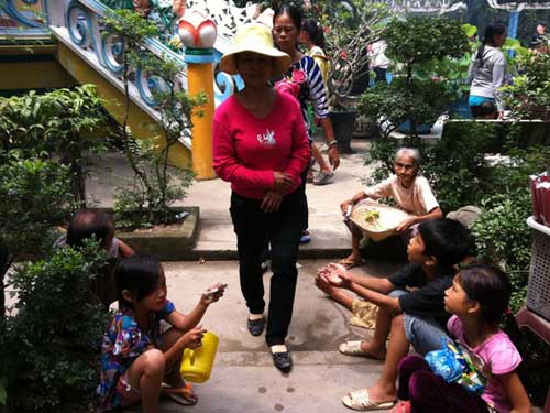 Vật vã viếng chùa lễ Vu Lan