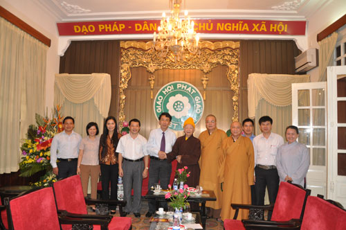 Hà Nội: Ban Tôn giáo chính phủ thăm TƯGH và chúc mừng đại lễ Phật Đản PL 2555