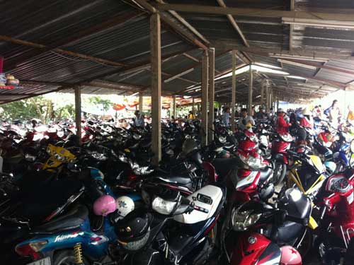 Vật vã viếng chùa lễ Vu Lan