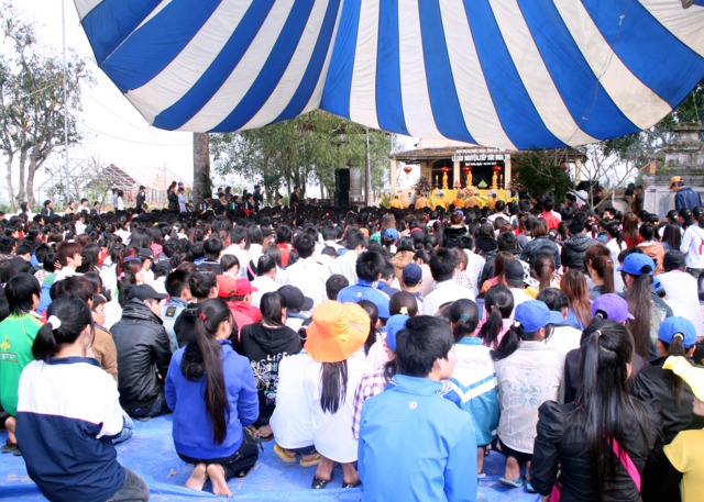 Hà Tĩnh: Gần 3000 em dự tư vấn, cầu nguyện mùa thi