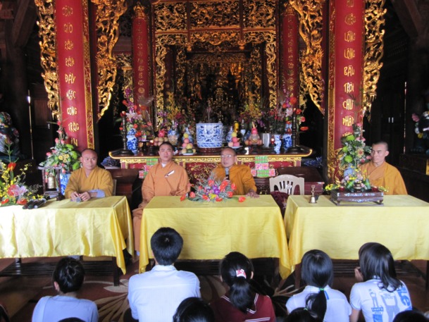 Hà Tĩnh: Gần 3000 em dự tư vấn, cầu nguyện mùa thi