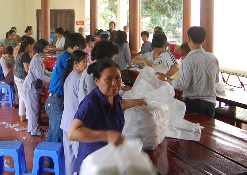Gần 4000 suất ăn miễn phí dành tặng sĩ tử ngày đầu thi đại học