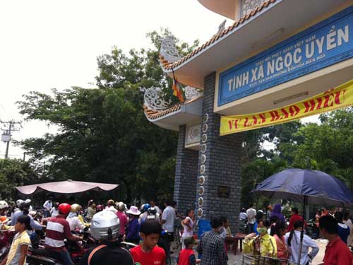 Vật vã viếng chùa lễ Vu Lan