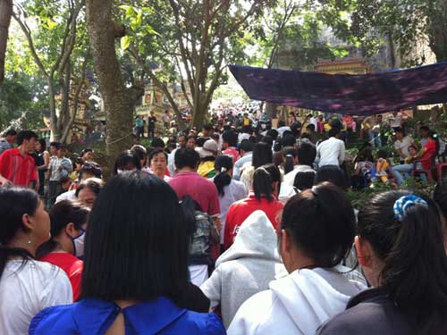 Vật vã viếng chùa lễ Vu Lan