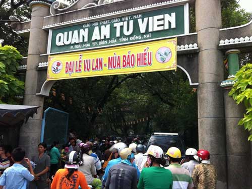 Vật vã viếng chùa lễ Vu Lan