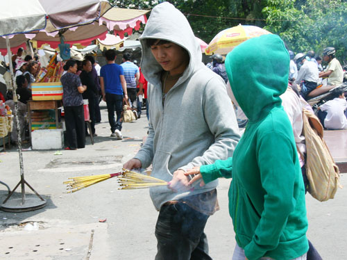 Đông đảo người dân viếng chùa dịp lễ Phật đản