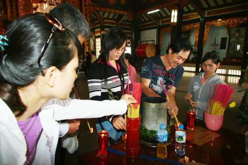 Đông đảo người dân viếng chùa dịp lễ Phật đản