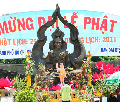 Đông đảo người dân viếng chùa dịp lễ Phật đản