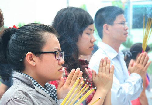 Đông đảo người dân viếng chùa dịp lễ Phật đản