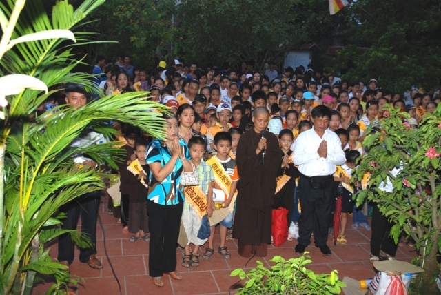 Chùa Linh Sơn Vạn Phúc tổ chức cho thiếu niên nhi đồng đi thăm quan, đọc Kinh và cầu nguyện