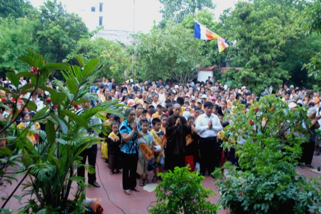 Chùa Linh Sơn Vạn Phúc tổ chức cho thiếu niên nhi đồng đi thăm quan, đọc Kinh và cầu nguyện