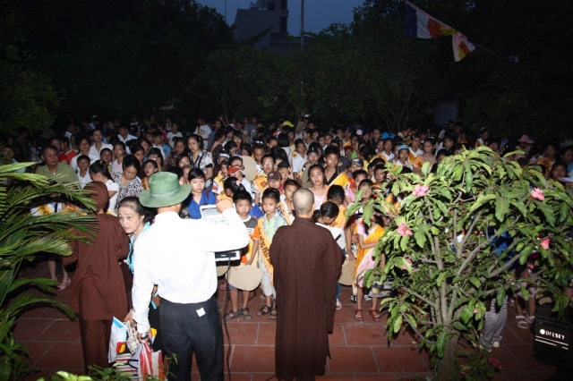 Chùa Linh Sơn Vạn Phúc tổ chức cho thiếu niên nhi đồng đi thăm quan, đọc Kinh và cầu nguyện