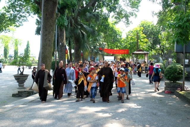 Chùa Linh Sơn Vạn Phúc tổ chức cho thiếu niên nhi đồng đi thăm quan, đọc Kinh và cầu nguyện