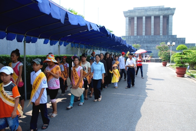 Chùa Linh Sơn Vạn Phúc tổ chức cho thiếu niên nhi đồng đi thăm quan, đọc Kinh và cầu nguyện