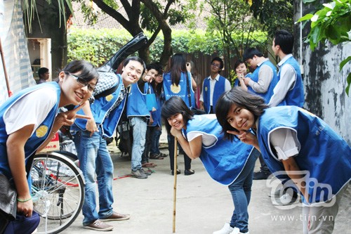 Sinh viên nhảy flash mob ở... chùa