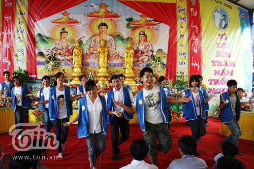 Sinh viên nhảy flash mob ở... chùa